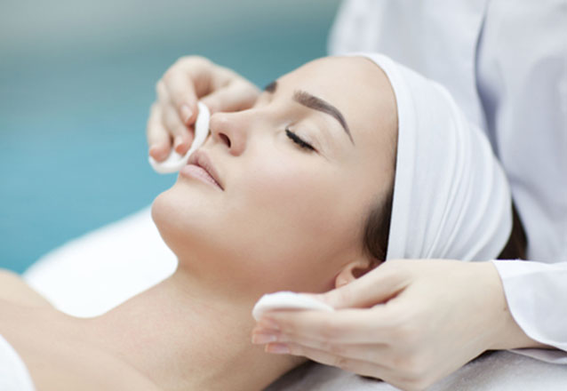 Limpeza De Pele C/ Extração De Cravos E Espinhas + Vapor De Ozônio + Alta Frequência + Peeling Químico Ou Físico + Hidratação
